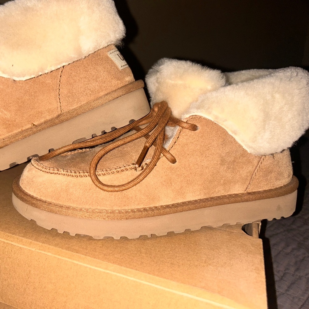 Like NEW UGG WOMEN'S SLIPPERS ANKLE BOOTS CHESTNUT BROWN - Picture 1 of 13